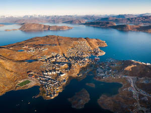Qaqortoq, Gr&ouml;nland &ndash; Luftaufnahme der K&uuml;stenstadt mit Fjorden und umliegenden Bergen