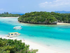 Ishigaki, Japan &ndash; Glasbodenboote treiben in t&uuml;rkisblauer Kabira-Bucht
