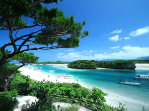 Ishigaki, Japan &ndash; Kabira-Bucht mit Pinienblick und Booten im Wasser