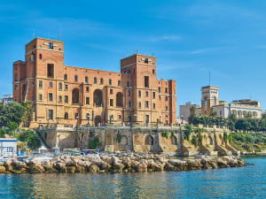 Tarent, Italien &ndash; m&auml;chtiges Castello Aragonese am Rand der Altstadt