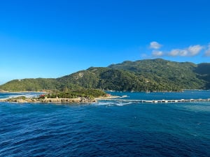 Labadee, Haiti &ndash; langes Pier f&uuml;hrt zur gr&uuml;nen Halbinsel an der karibischen K&uuml;ste