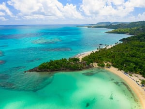 Saman&aacute;, Dominikanische Republik &ndash; langgezogene Bucht mit Palmen und Lichtspiel im Wasser