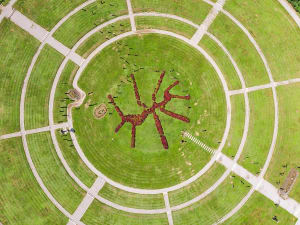 Moh&aacute;cs, Ungarn &ndash; Kreisf&ouml;rmig angelegter Gedenkpark mit Blumenornament