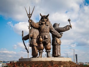 Moh&aacute;cs, Ungarn &ndash; Bronzestatue dreier Kriegerfiguren mit traditionellen Waffen