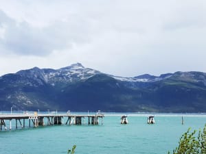 Haines, Alaska, USA &ndash; Langer Pier ragt in t&uuml;rkisfarbenes Wasser vor Bergkulisse