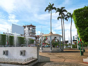 Puerto Chiapas, Mexiko &ndash; Zentraler Platz mit schmiedeeisernem Pavillon und Palmen