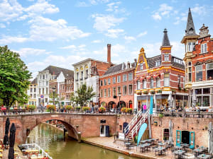 Utrecht, Niederlande &ndash; Historische H&auml;userzeile am Kanal mit Ziegelbr&uuml;cke und Caf&eacute;s