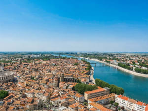 Arles, Frankreich &ndash; Altstadt mit Arena und Rh&ocirc;ne aus der Vogelperspektive