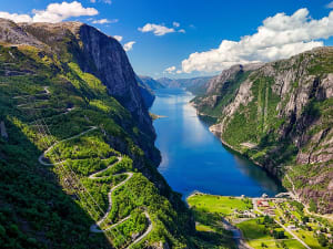 Hardangerfjord, Norwegen &ndash; Atemberaubender Ausblick auf Wasserstra&szlig;e und gr&uuml;nes Tal