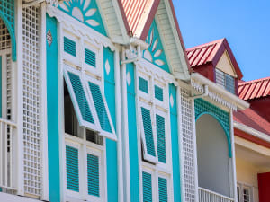 Marigot, Saint-Martin &ndash; t&uuml;rkisfarbene Fensterl&auml;den zieren kreolische Holzarchitektur