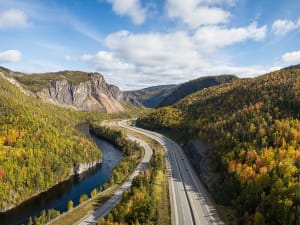 Corner Brook, Kanada &ndash; Fluss und Highway eingebettet in leuchtenden Mischwald