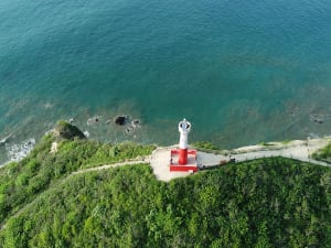 Manta, Ecuador &ndash; Aussichtspunkt mit Leuchtturm auf felsiger Klippe oberhalb des Meeres