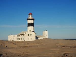 Port Elizabeth, S&uuml;dafrika &ndash; markanter Leuchtturm steht ruhig in der K&uuml;stend&uuml;ne