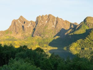 Sortland, Norwegen &ndash; steile Gipfel spiegeln sich im klaren Fjordwasser