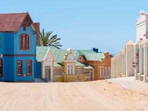 L&uuml;deritz, Namibia &ndash; strahlende Farben und klare Formen entlang staubiger Gassen