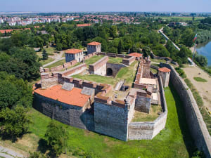 Vidin, Bulgarien &ndash; Luftblick auf die Festung Baba Vida mit Mauern im Gr&uuml;nen