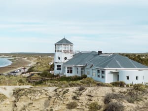 Puerto Madryn, Argentinien &ndash; Helles Geb&auml;ude an Patagoniens K&uuml;ste &uuml;ber dem Ozean