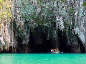 Puerto Princesa, Philippinen &ndash; Boot mit Besuchern vor dunkler Kalksteinh&ouml;hle