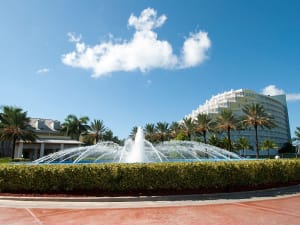 Grand Bahama, Bahamas &ndash; Springbrunnen vor Hotelanlage mit Palmen