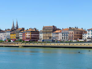 M&acirc;con, Frankreich - Bunte Altstadth&auml;user am Sa&ocirc;ne-Ufer mit Kircht&uuml;rmen