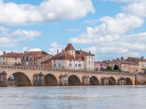 M&acirc;con, Frankreich - Historische Br&uuml;cke Saint-Laurent und Altstadt am Fluss
