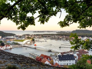 Mandal (Norwegen) - Aussicht &uuml;ber den Yachthafen, umrahmt von B&auml;umen und roten D&auml;chern