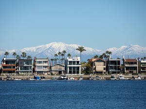 Long Beach, USA - Moderne H&auml;user am Wasser vor schneebedeckten Bergen