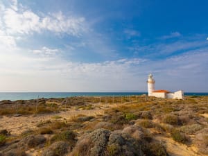 Bozcaada, T&uuml;rkei - Historische Festungsmauer auf einer kleinen Insel mit Blick auf das Meer