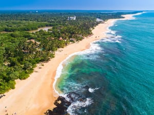 Hambantota (Sri Lanka) - Tropische K&uuml;ste mit weitl&auml;ufigem Strand, sanften Wellen und &uuml;ppigem Gr&uuml;n entlang des Ufers