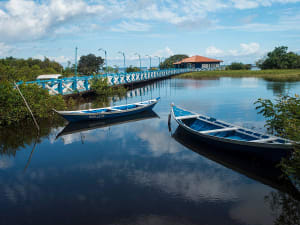 Alter do Ch&atilde;o, Brasil &ndash; Embarcaciones tradicionales en una tranquila v&iacute;a fluvial
