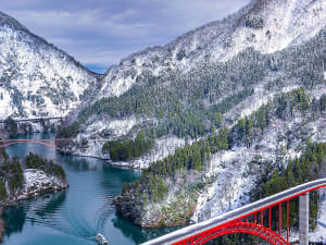 Toyama, Jap&oacute;n &ndash; Puente rojo en un paisaje monta&ntilde;oso invernal