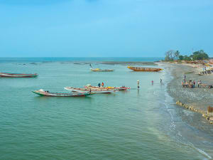 Banjul, G&acirc;mbia &ndash; Barcos de pesca coloridos na costa de Banjul