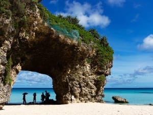 Miyakojima, Jap&atilde;o &ndash; Arco natural de rocha sobre uma praia de areia branca