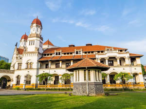Semarang, Java, Indonesia &ndash; Edificio hist&oacute;rico Lawang Sewu de estilo colonial