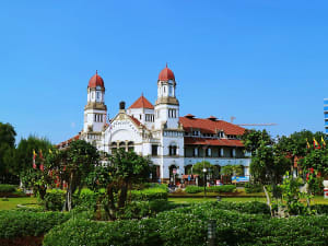 Semarang, Java, Indonesia &ndash; Edificio hist&oacute;rico Lawang Sewu de estilo colonial