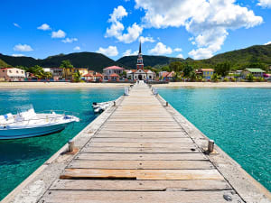 Les Trois-&Icirc;lets, Martinica &ndash; Muelle con vistas a la iglesia y la localidad costera
