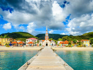 Les Trois-&Icirc;lets, Martinica &ndash; Muelle de madera con vistas a la iglesia junto al mar