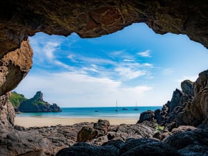 Guernsey, Ilhas do Canal &ndash; Vista de uma gruta rochosa para uma ba&iacute;a de areia