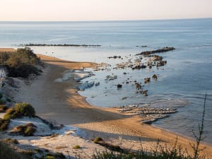 Porto Empedocle, Italia &ndash; Playa de arena con rocas claras junto al Mediterr&aacute;neo