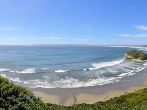 Castro, Chile &ndash; Amplia bah&iacute;a con playa de arena y verdes laderas