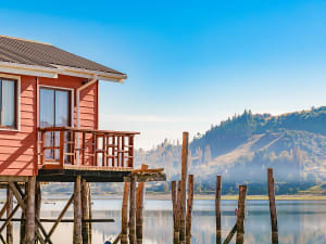 Castro, Chile &ndash; Palafito rosado junto a aguas tranquilas