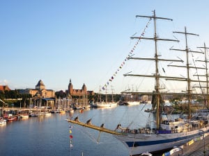 Szczecin, Pol&oacute;nia &ndash; Grande veleiro diante da zona ribeirinha hist&oacute;rica