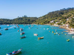 Porto Belo, Santa Catarina, Brasil &ndash; Bah&iacute;a turquesa con barcos y verdes colinas