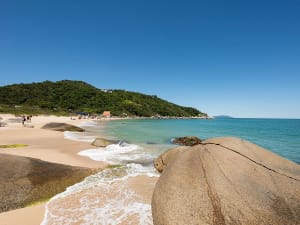 Porto Belo, Santa Catarina, Brasil &ndash; Playa de arena con grandes rocas y aguas turquesas