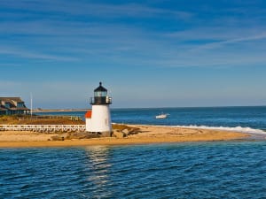 Canal de Cape Cod, EUA &ndash; Farol branco junto &agrave; costa arenosa