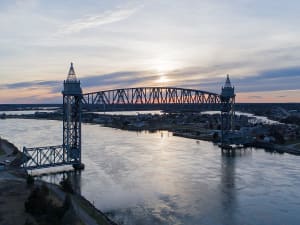 Canal de Cape Cod, EUA &ndash; Ponte elevat&oacute;ria de a&ccedil;o ao p&ocirc;r do sol