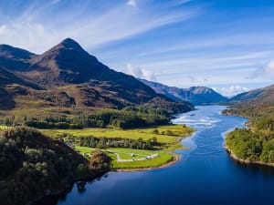 Fort William, Escocia &ndash; Paisaje monta&ntilde;oso con lago entre verdes laderas