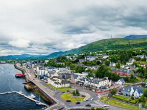 Fort William, Escocia &ndash; Ciudad junto al agua rodeada de verdes monta&ntilde;as
