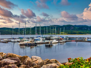 Puerto de Saguenay, Quebec, Canad&aacute; &ndash; Puerto deportivo con veleros y colinas boscosas