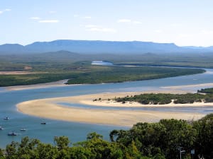 Cooktown, Queensland, Australia &ndash; R&iacute;o Endeavour con bancos de arena y barcos